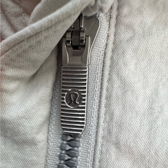 Lululemon Relaxed-Fit Super-High-Rise Cargo Short 4"  in Bone Size 4 - Picture 12 of 16